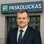 Gali būti 1 asmuo ir tekstas „ρ PASKOLUCKAS“ vaizdas