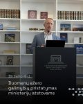 Gali būti 1 asmuo ir tekstas vaizdas