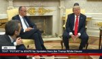 Gali būti 3 žmonės, Ovalusis kabinetas ir tekstas „6 T W Л TWHITEHOUSE TEXT &quot;POTUS&quot; to 45470 for Updates from the Trump White House rИ“ vaizdas