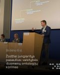 Gali būti 3 žmonės ir tekstas vaizdas