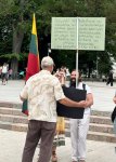 Gali būti 8 žmonės ir tekstas „Neklyskitel Nei paleistuviai, nei stabmeldžiar, nei svetimoteriautojai vyriškiai, parsi duoda savo lyfies asmenims, nel homoseksuala nei vagys. nei gobšuoliai, nei girtuokliar, a nel keikunai, nei Dievo karalystes plešikai epaveldes Kor. 69-10) (1Kor.69-10) 6“ vaizdas
