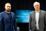 Gali būti 2 žmonės ir tekstas „Iššifruotiesme esme Iššifruoti“ vaizdas