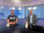 Gali būti 2 žmonės, televizija, žinių skyrius ir tekstas vaizdas