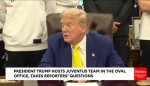 Gali būti 3 žmonės, Ovalusis kabinetas ir tekstas „JONE18 JONE18.2020 18:2026 5 PRESIDENT TRUMP HOSTS JUVENTUS TEAM IN THE OVAL OFFICE, TAKES REPORTERS' QUESTIONS Forbes BREAKING NEV NE NEWS“ vaizdas