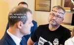 Gali būti 2 žmonės ir tekstas vaizdas