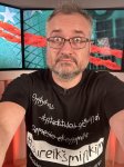 Gali būti 1 asmuo, barzda ir tekstas vaizdas