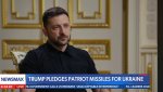 Gali būti 1 asmuo, Ovalusis kabinetas ir tekstas „POS 000000 NEWSMAX CT 5:34 LIVE ZIL GOVERNMENT CALLS US REMARKS 'UNACCEPTABLE INTERFERENCE TRUMP PLEDGES PATRIOT MISSILES FOR UKRAINE PA.LEADERSCELE PA. LEADERS CELE“ vaizdas