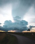 Gali būti tornadas, debesis, žaibas, kelias, saulėlydis ir horizontas vaizdas