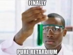 Gali būti 1 asmuo ir tekstas „FINALLY PURE RETARDIUM“ vaizdas