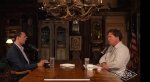 Gali būti 2 žmonės ir tekstas „TUCKER CARLSON TUCKER E SHOW“ vaizdas