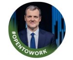 Gali būti 1 asmuo ir tekstas „#OPENTO PENTOWORK“ vaizdas